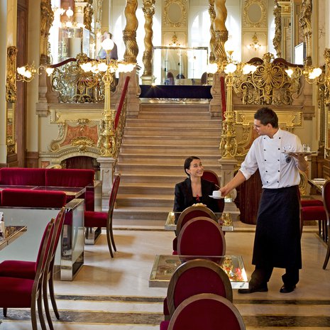 Budapestin New York -kahvilaan voi varata pöydän yhdelle.