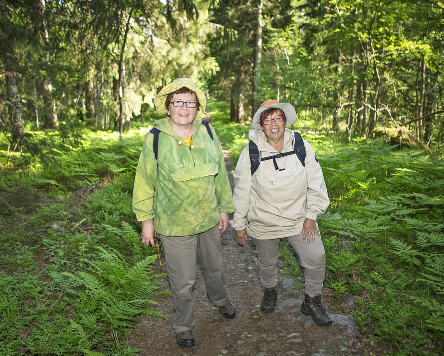 Leenalla on vain lyhyt ajomatka vaellusreittien äärelle. Kirsti asuu Kolilla.