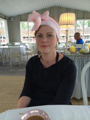 Veronika Eriksson pitää lomansa ajan ihastuttavaa kesäkahvilaa Perniön asemalla.