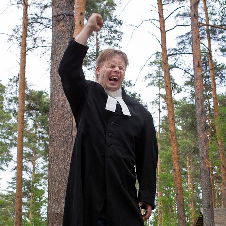 Nurmijärveläinen Janne Matilainen on syntynyt Helsingissä vuonna 1982. Hän harrastaa lumilautailua, lukemista, piirtämistä ja tarinoiden kirjoittamista. 