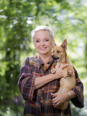 Raija Oranen ja Toivo Ikuinen eli Topi-koira.
