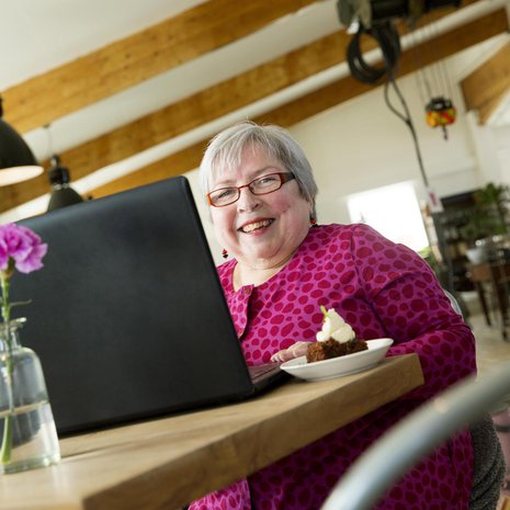 Kun sairaus vei Railin eläkkeelle, hän pakeni kodin hiljaisuutta kahvilaan. Myös monet nettitreffit hän sopi kahvikupin äärelle.