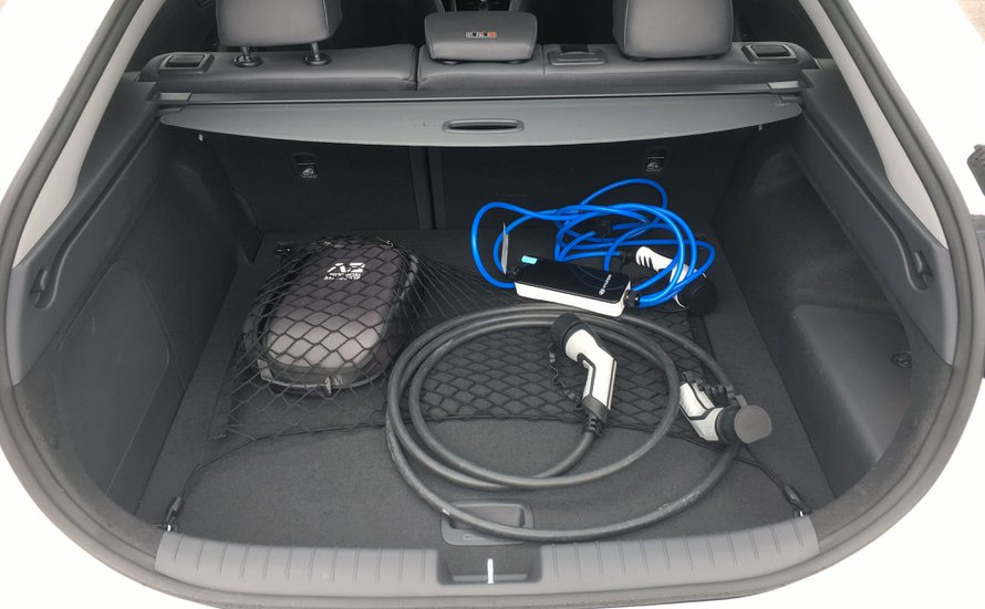 Latausjohdot vievät tilaa Hyundai Ioniqin takakontista.