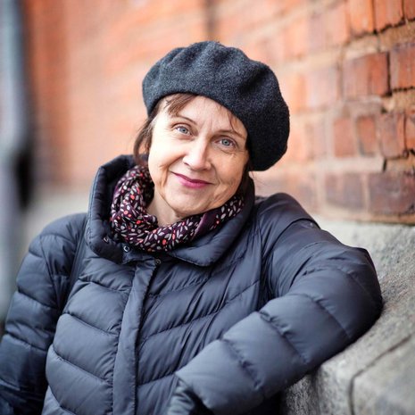 Kirjailija, tutkija ja suomentaja Virpi Hämeen-Anttilan (s.1958) viimeisin romaani ilmestyi vuonna 2017. Virpi on kirjoittanut useita kymmeniä kauno- ja tietokirjoja. Aviomies Jaakko Hämeen-Anttila asuu Edinburghissa. Perheeseen kuuluu myös kaksi aikuista lasta. 