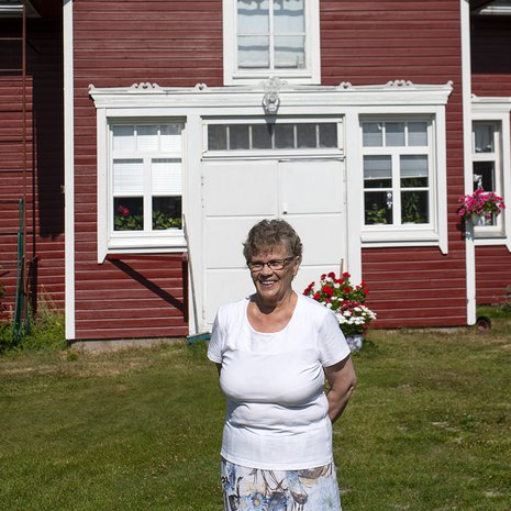 Aila Jaara on asunut koko elämänsä samassa paikassa. Miehen kuoltua hän asu isossa talossa nykyään yksin. ”Olen tällainen yhden talon emäntä”, Aira sanoo.