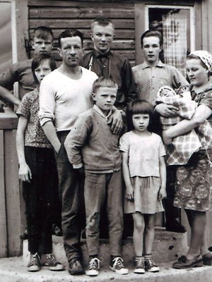 Sotaveteraani, kirvesmies ja pienviljelijä Olavi Marjakankaan seitsenlapsinen perhe rintamamiestalomme sementtiportailla 50 vuotta sitten Ylivieskan Kantokylässä. Antero takana keskellä.