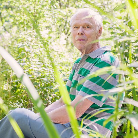 Vehreässä puutarhassa on monia Raimon tekemiä betonipatsaita.