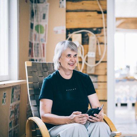 ”Kun suunnittelen menoni, en tingi oikeastaan mistään. Voin harrastaa kaikenlaista, tehdä omia käsitöitäni, rakentaa mökkiä, kuopia puutarhaa ja kutsua ystäviä kylään”, Margit Mannila kertoo.