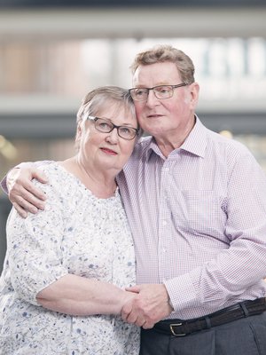 ”On taas hauska puhua savoa”, Savolaiset sanovat. Kaarina on kotoisin Varpaisjärveltä ja Uolevi Rautavaaralta.