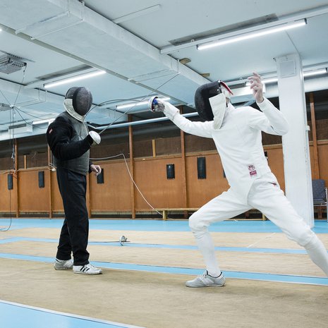 Valkoinen miekkailupuku otettiin aikoinaan käyttöön voittajan määrittämisen helpottamiseksi. Myös valmentajien opetusasun musta väri on jäänne menneiltä ajoilta. 