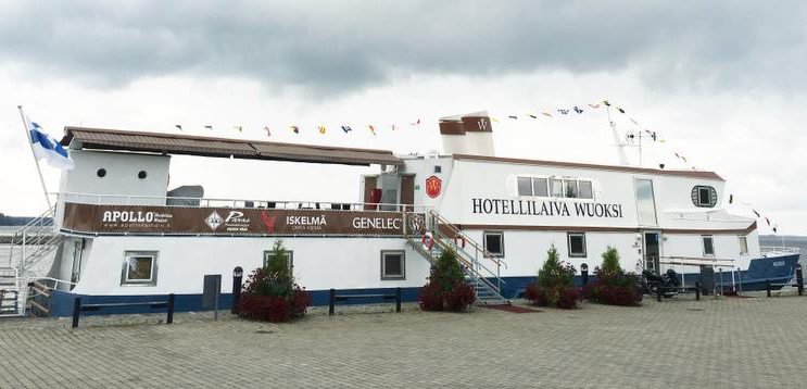 Näyttelijä Ismo Apellin perheen ylläpitämä Hotellilaiva Wuoksi sijaitsee Iisalmen matkustajasatamassa. Huoneita on joka kukkarolle. Kapteenin hytissä yöpyvä saa nauttia omasta ulkokannesta. Hinta: 2 hh alk. 59 e/vrk. wuoksi.fi