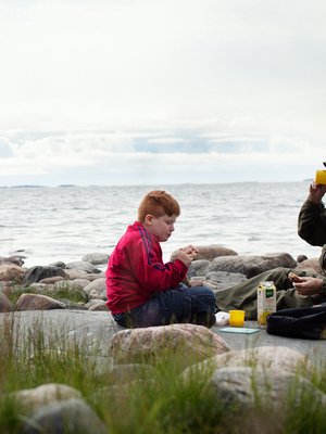Naapurukset Elvis Varjonen ja Petter Kauhanen eväsretkellä Skatanniemellä Vuosaaressa.