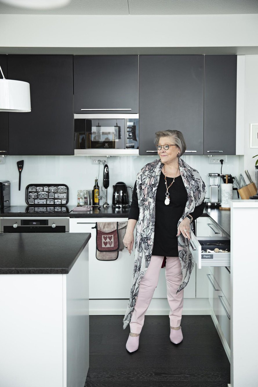 Ann halusi eläkekotiinsa kunnon keittiön ja ruokapöydän, johon mahtuu suurempikin seurue.