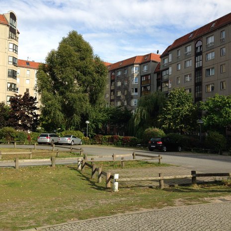 Adolf Hitlerin bunkkeri peittyy tämän nurmikon alle.