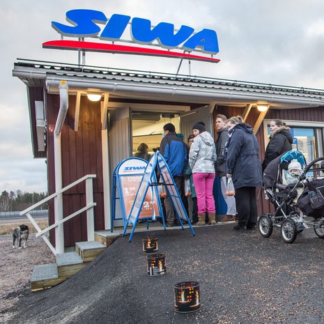 Tässä kuvassa Espoon Suurpellon asukkaan jonottavat uuteen ruokakauppaan.