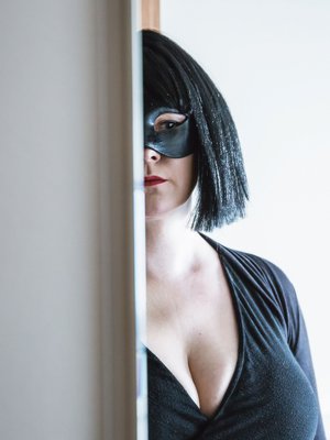 Eevalla on myös akateeminen päivätyö.