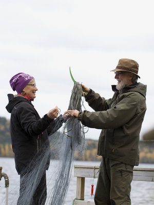 Kalastus ja päivittäinen saunominen ja uiminen yhdistävät Erkkiä ja Sirkka Liisaa.