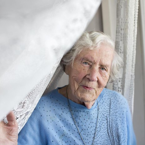 Elli Pöyhönen ei ole puolessa vuosisadassa ehtinyt kyllästyä olohuoneestaan avautuvaan maisemaan.