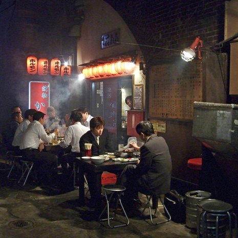 Tokion nuudeli- ravintolat ovat  rentoja ja edullisia kansanpaikkoja.