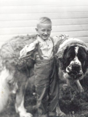 Pikku-Kari on tädin kanssa Ramses-koiralla kylässä Simpeleellä. 
– Olin jo pienestä pitäen rohkea menijä. Ehkä siksi olen tehnyt vuosikymmeniä myös matkaoppaan töitä.