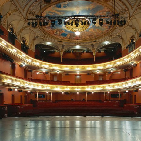 Teatterin pääkatsomo säteilee yhä samaa taikapölyä kuin 1900-luvun alussa. Silloin parvella istui köyhä kansa, permannolle menivät rikkaat.