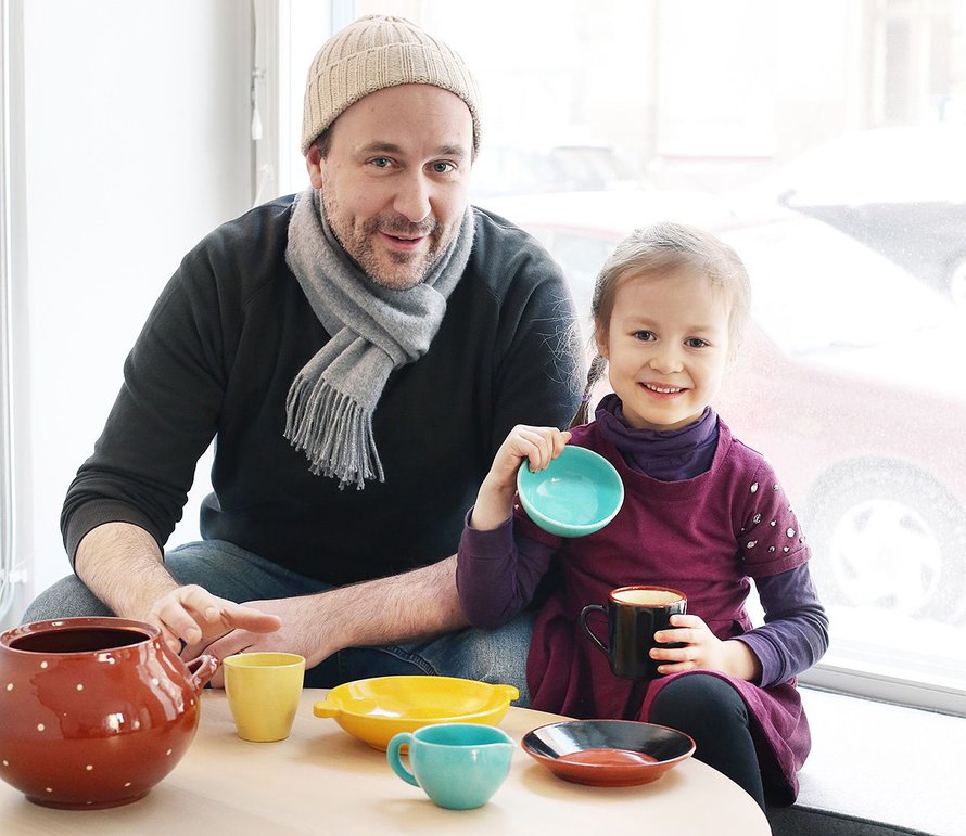 Osa Lybeckin keramiikasta on Steffan perheessä säännöllisessä käytössä. Kohta viisivuotias Clara pitää Lybeckin keramiikan heleistä väreistä. Hänen isänsä Pablo Steffa jatkaa kokoelman kartuttamista.