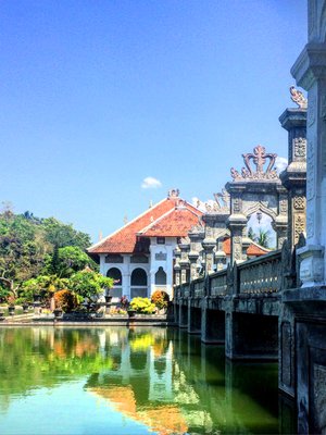 Jos kaipaat kuvankauniita maisemia ja rauhallisia kävelyhetkiä, Ujung water palace on oikea paikka. 