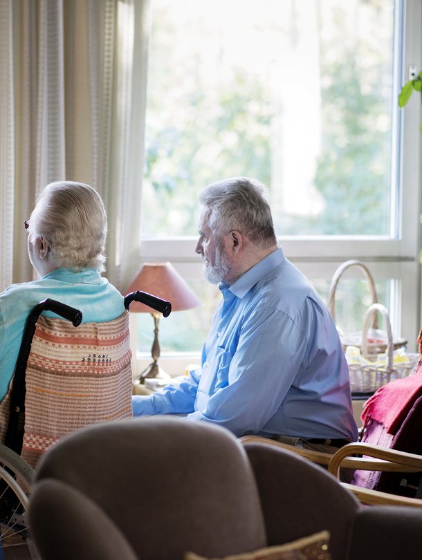 Tuomo ja Salome Rytkölä viettävät hiljaisia hetkiä olohuoneessa.