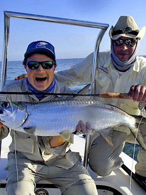 Kuubassa Hissu hullantui tarpooneista. Taustalla kalastusopas Juan Carlo.