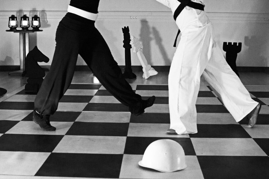 Tangoteatteri Kiukkaraiselta tapahtumassa n&auml;hd&auml;&auml;n pelaamisen tematiikkaa, kumppanuutta ja s&auml;&auml;nt&ouml;j&auml; k&auml;sittelev&auml; teos Chess Piece.