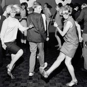 Suomen go-go-mestarit Aila Vaittinen ja Pia Tennberg pistävät parastaan television Nuorten tanssihetki -musiikkiohjelmassa syksyllä 1966.