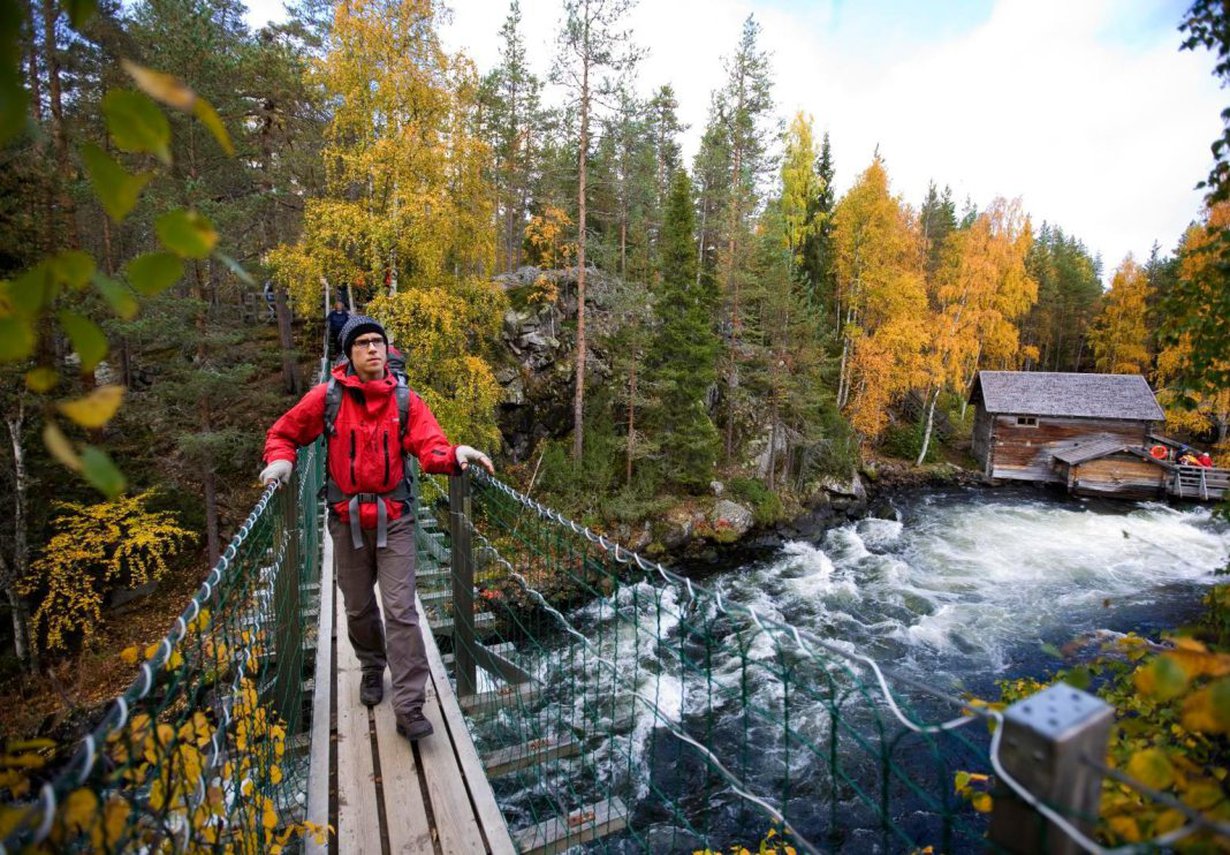 Myllykoskella on päivätupa ja nuotiopaikka. Riippusilta vie yli Kitkajoen.