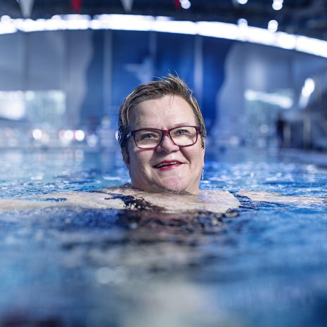 ”Vaikka menisin altaaseen kuinka väsyneenä, nousen sieltä aina virkeänä”, Pike Epstein sanoo.