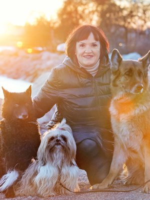 Ulla Koljonen oli vähällä menettää Sri Lankassa omaisuutensa ja rakkaat lemmikkinsä, saksanpaimenkoira Aidan, mudi Moccan ja shih-tzu Mopin.