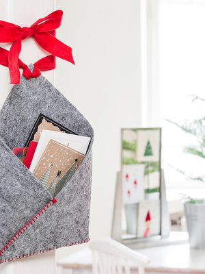 Korttitasku taitetaan huopakolmiosta. Tikkaukset ommellaan käsin napinläpipistoin.