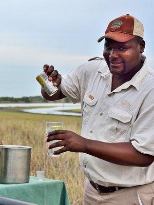 T&auml;hyst&auml;j&auml; hoitaa safariajolla sujuvasti my&ouml;s baarimikon teht&auml;v&auml;t.&nbsp;