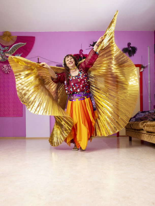 – Itämaista tanssia voi maustaa huiveilla, sormisymbaaleilla ja vaikkapa suurilla feeniks-siivillä. Niillä saa myös lisähaastetta opiskeluun, tanssinopettaja Taikku Hyvönen kertoo.