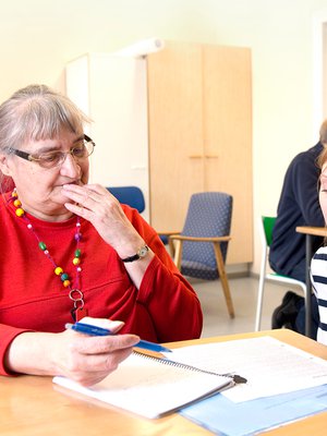 Marja Liuska (vas.) ja äidinkielen opettaja Annukka Kuhajärvi tehtävän kimpussa.