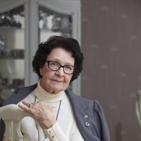 Salme Hentula kantaa ylpeänä Sotaorpomerkkiä ja Kaatuneitten omaisten liiton hopeista ansiomerkkiä.