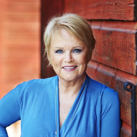 Katri Helena sai Vuoden 2018 isovanhempi -tunnustuksen. Valli ry:n mukaan Katri Helena on omalla elämäntyöllään ja musiikillaan edistänyt sukupolvien välistä yhteyttä.  Kuva: Piia Arnould