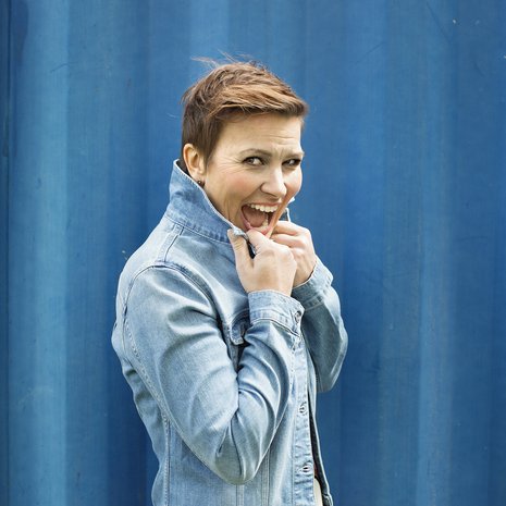 – En tuo huoliani yleisön eteen. Minun tehtäväni on viihdyttää ihmisiä, silloinkin kun olen väsynyt. Saan heiltä voimaa, Arja Koriseva sanoo.