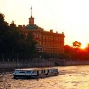 Insinöörilinna Neva varrella on Pietarin maamerkkejä.