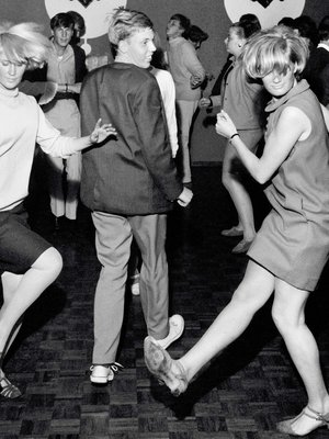 Suomen go-go-mestarit Aila Vaittinen ja Pia Tennberg pistävät parastaan television Nuorten tanssihetki -musiikkiohjelmassa syksyllä 1966.