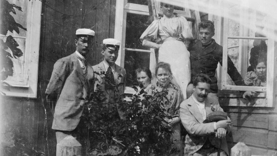 Ryhmäkuvassa Kanttilan pihassa v. 1896 Ukko Andersin, Pekka Canth, Maiju Canth, Elli Canth, Lyyli Canth, Jussi Canth, Kaarlo Palmroth ja Mari Rothman. Kuva: Kuopion kaupunginkirjasto – Pohjois-Savon maakuntakirjasto