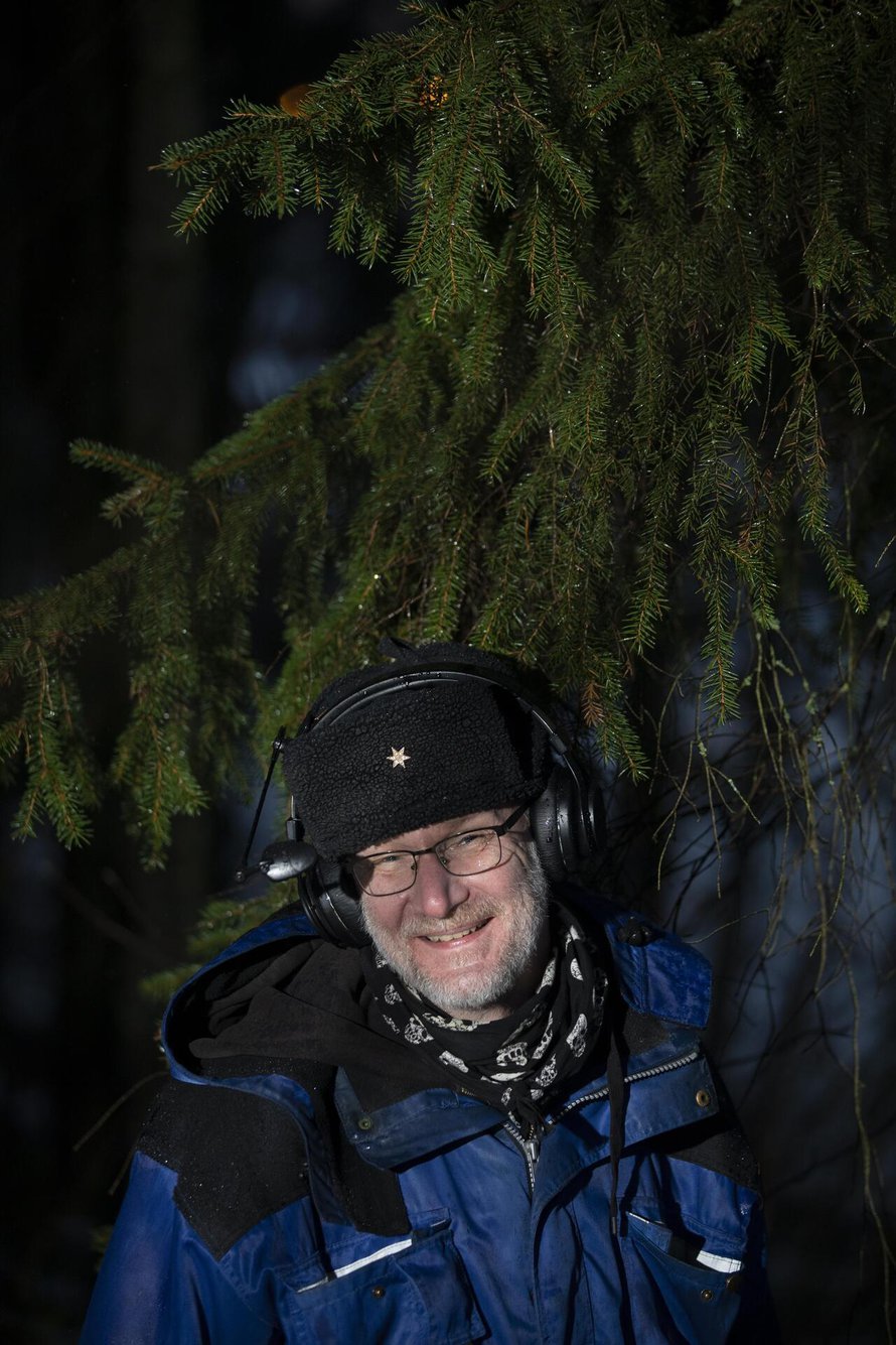 Martin Sainio rentoutuu metsässä, ei lauteilla.