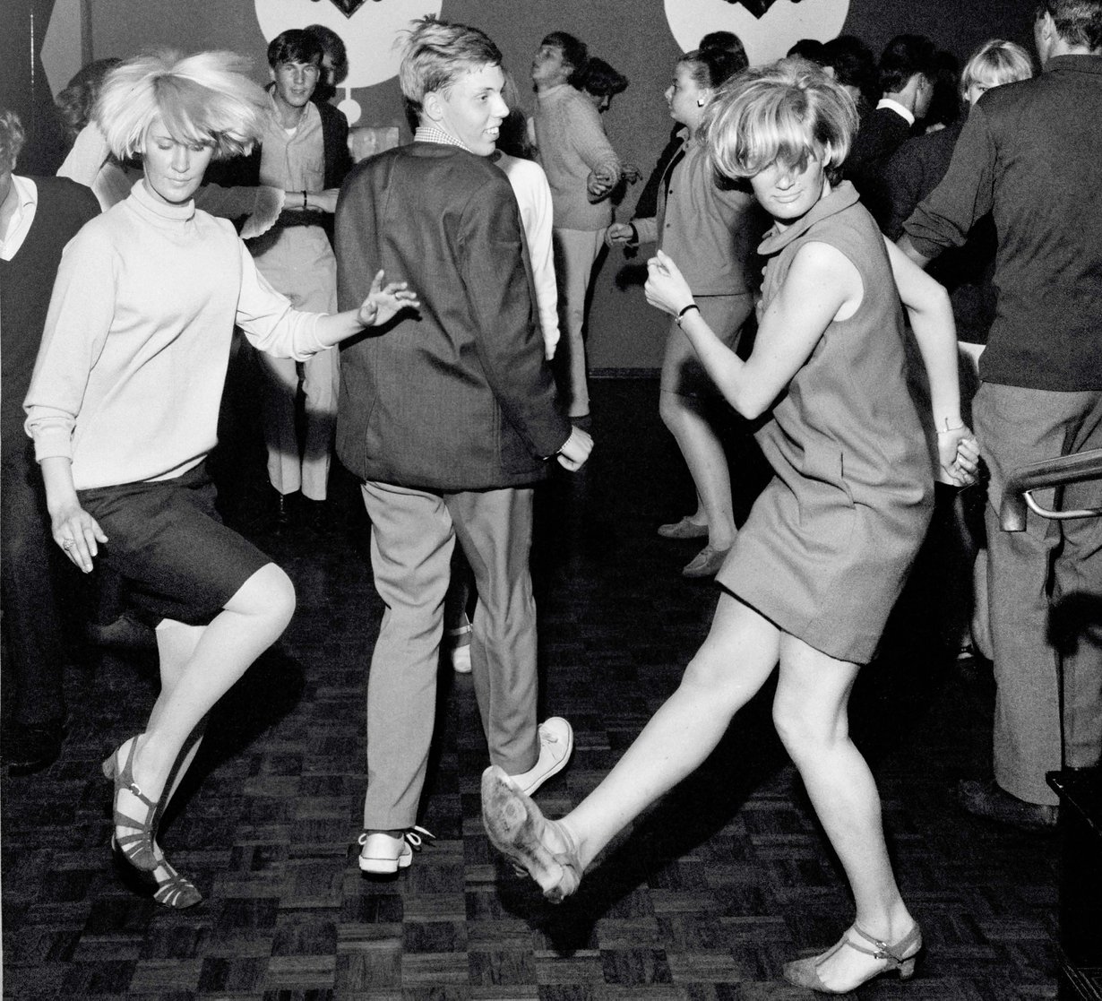 Suomen go-go-mestarit Aila Vaittinen ja Pia Tennberg pistävät parastaan television Nuorten tanssihetki -musiikkiohjelmassa syksyllä 1966.