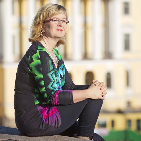 Vuokko Ilola on syntynyt Kajaanissa vuonna 1964. Hän on koulunkäytiavustaja ja Kotimaa 24 -verkkosivuston blogisti. Vuokko on kirjoittanut kirjan vanhoillislestadiolaisten äitien kokemuksista.