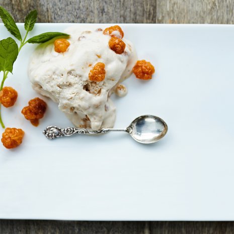 Jäädykkeeseen kätketyt kermakaramellit ovat kiva yllätys.