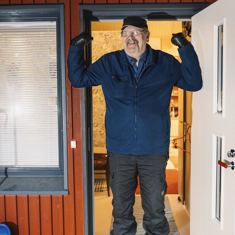 Matti Pullo nauttii uuden talon mukavuudesta ja esteettömyydestä.