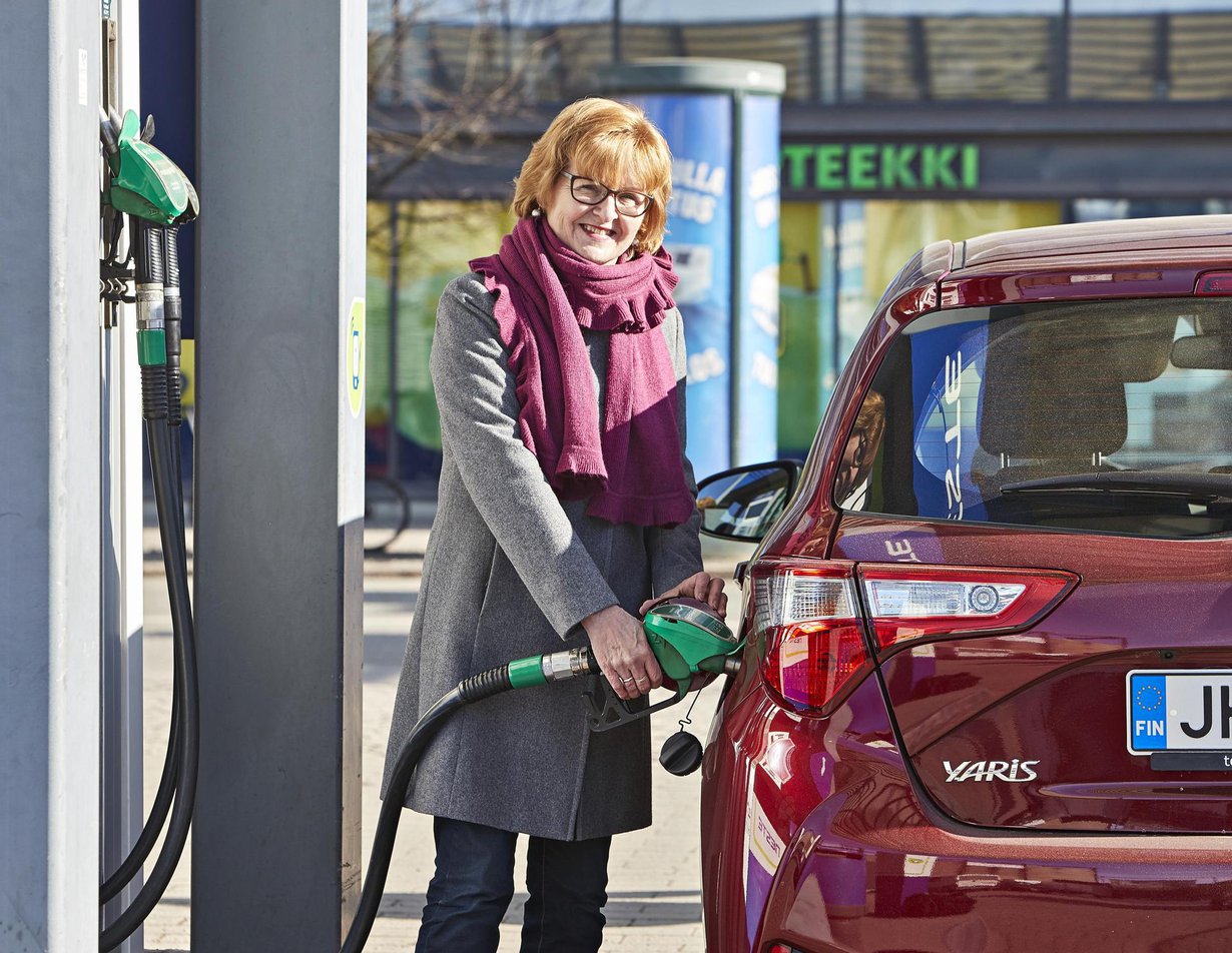 – Pieni hybridi on kätevä kaupunki ajossa, Sinikka Klemettilä sanoo.